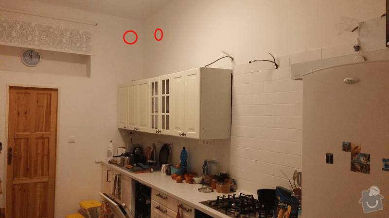 Jádrové vrtání stěny pro větrací otvory: Kuchyň. Vlevo otvor, který směřuje nad garáž a vpravo otvor směřující nad sprchu.