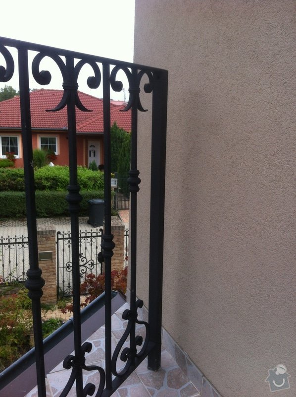 Připevnění zábradlí na balkoně RD: balkonové zábradlí - nutno připevnit ke stěně domu