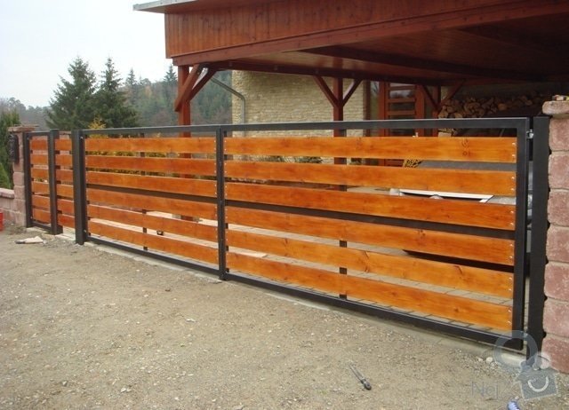 Dřevěný plot a posuvná brána pro 2 stání: vzor