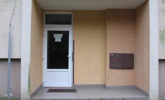Rekonstrukce zadních vchodů panelového domu - stav před realizací