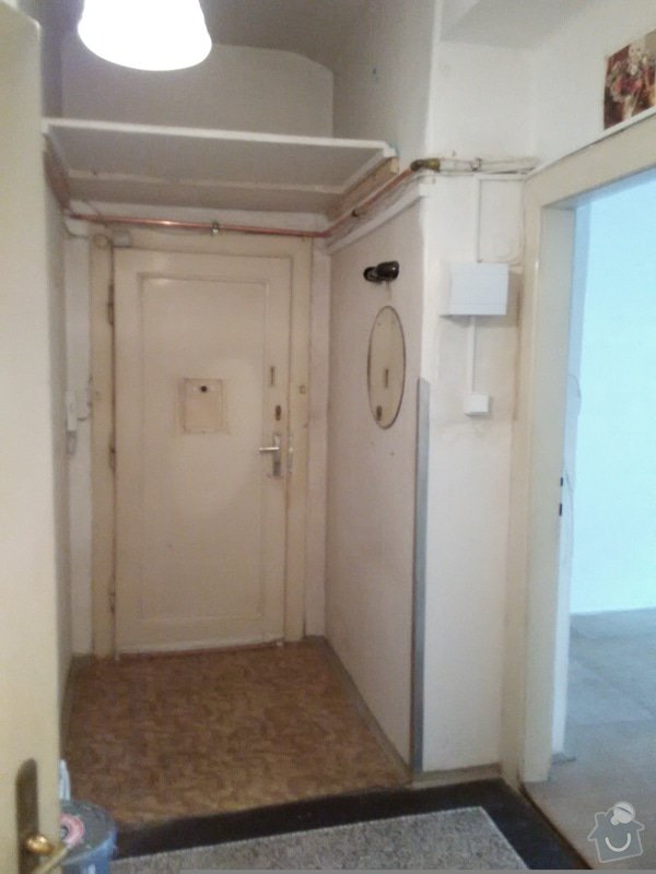 Rekonstrukce bytu bez elektřiny: pohled od koupelny ke vchodu