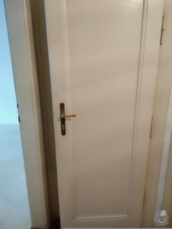 Rekonstrukce bytu bez elektřiny: dveře-wc
