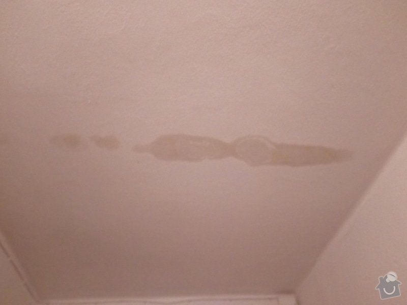 Instalatérské práce: průsak vody na stropě u souseda pod námi (je intenzivnější  na vzdálenějším místě od koupelny)