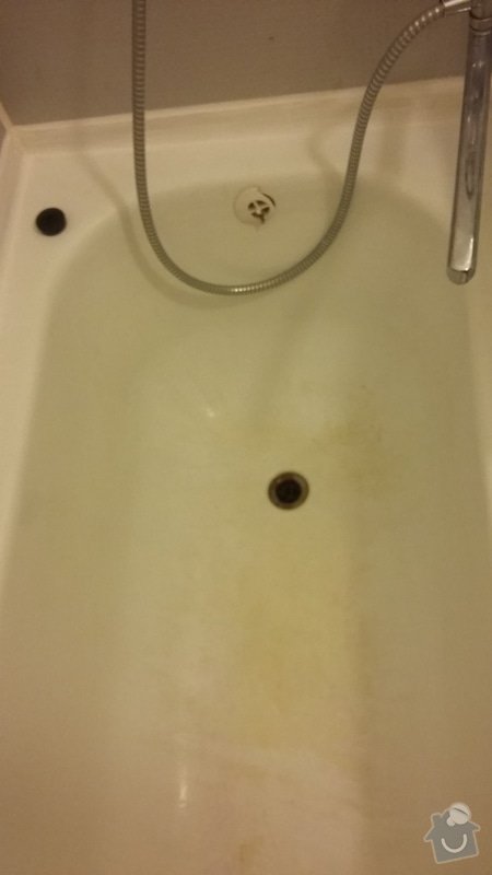Renovace smaltové vany: špatný a zabarvený povrch, oprýskaný odtok, zlomený plastový díl přetoku.