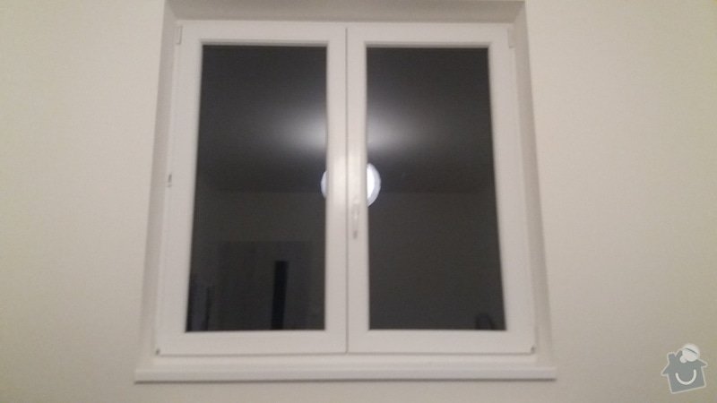 Žaluzie do plastových oken: Plastové okno. V=121 cm. Š=53,5 cm