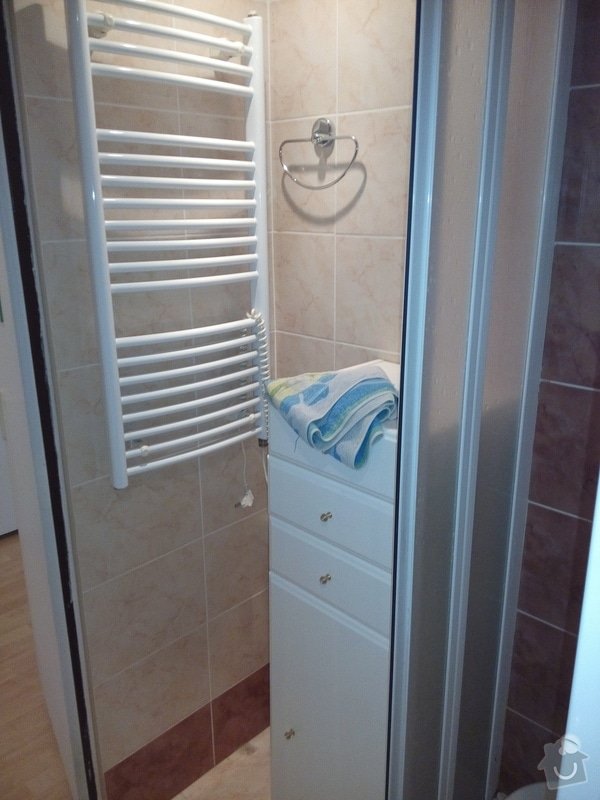 Rekonstrukce koupelny a WC v paneláku: místo vedle sprchového koutu s žebříkem na ručníky