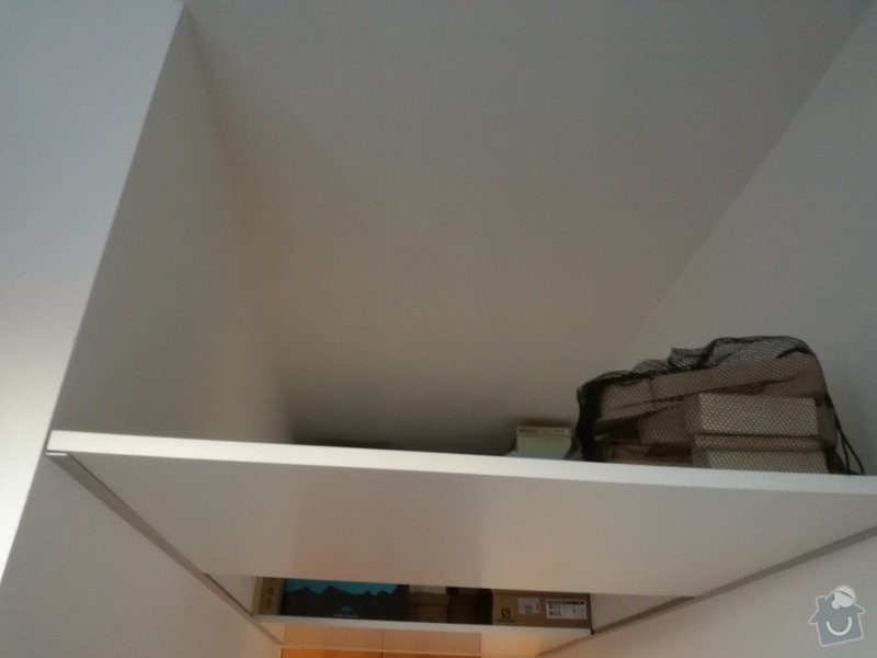 Úložný prostor pod stropem: pohled z kuchyně do chodby