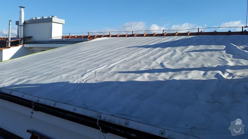 Oprava části střechy na bytovém domě na Praze 3: část střechy pod plachtou kvůli zatékání