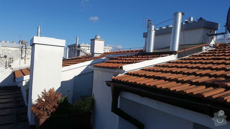 Oprava části střechy na bytovém domě na Praze 3: pohled na střechu s nízkým sklonem k předělání