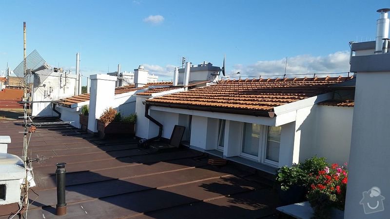 Oprava části střechy na bytovém domě na Praze 3: pohled na střechu