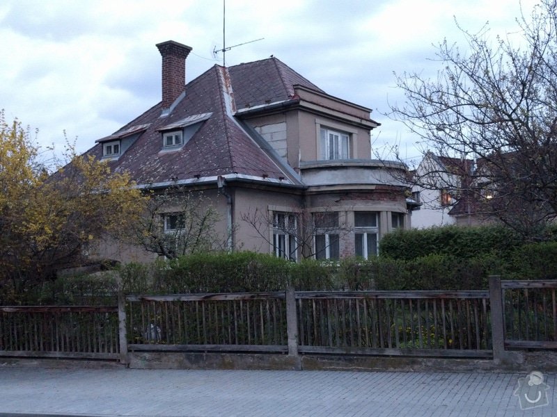 Rekonstrukce střešního pláště: Pohled na dům / střechu