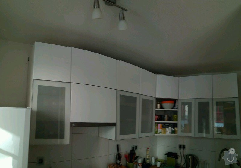 Zaskleni prostoru nad skrinkami kuchynske linky: panoramaticky zaber na horni cast kuchynske linky, nad kterou ma byt zaskleni provedeno.