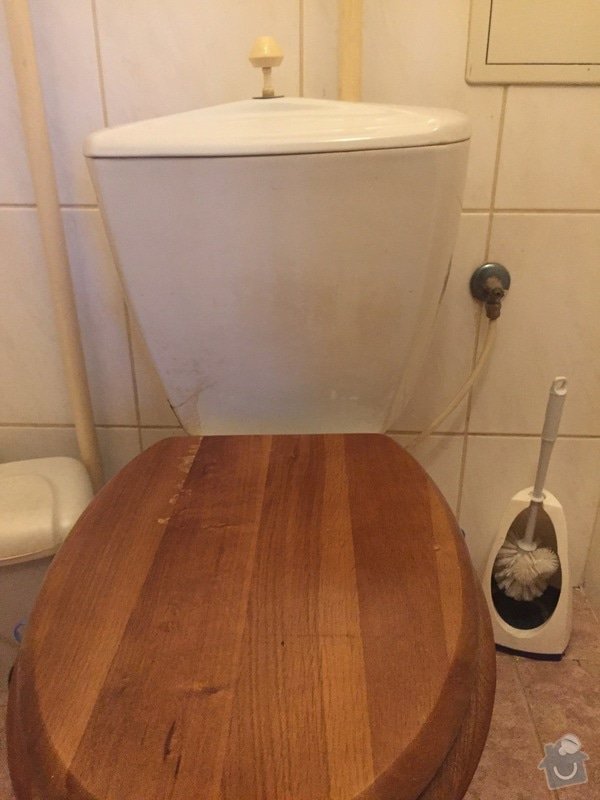 Výměna wc Praha: Staré wc na jedno spláchnutí, přívod vody nemá kohoutek, odpad do zdi, výměna v činž.domě