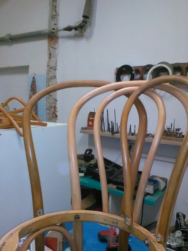 Renovace 4 ks židlí TON - obrousit a nalakovat: IMG_20171031_164456