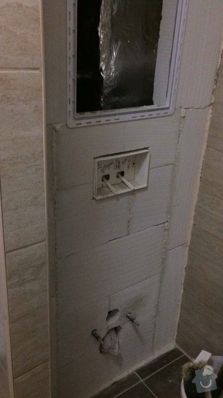 Obložení zdi dlaždicemi a instalace závěsného WC: Stěna k obložení dlaždicemi v koupelně za WC mísou