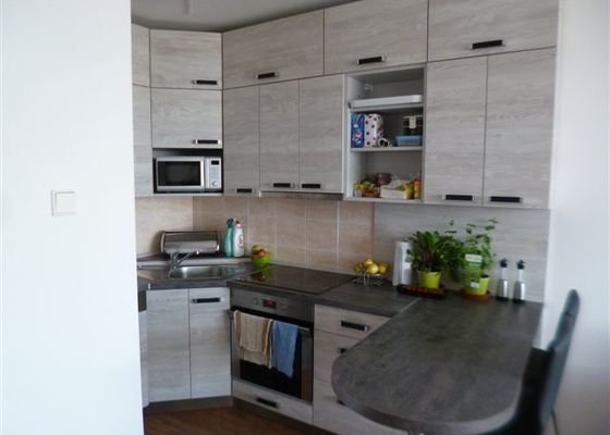 Kuchyň Pinie + koupelnový nábytek + vestavná skříň