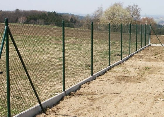 Zadní plot zahrady - pletivo