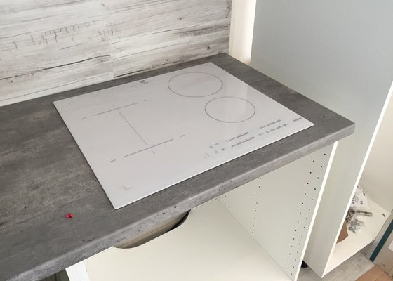 Frézovaný rohový spoj kuchyňské desky IKEA + výřez na dřez a varnou desku