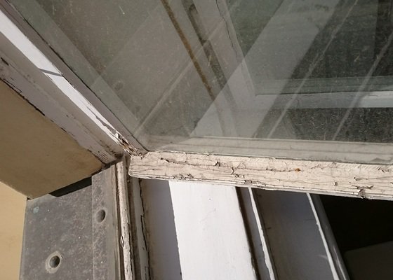 Broušení, lakování, menší opravy dřeva a kování špaletových oken - stav před realizací