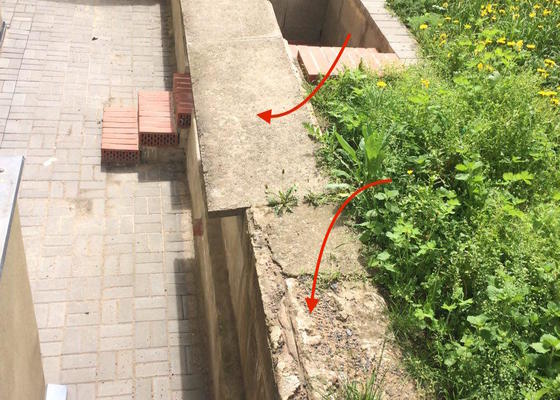 Vymena betonovych parapetu nad zdi - stav před realizací