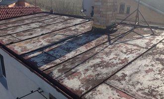 Odstranění starého + nátěr pozink střechy, cca 65 m2 - stav před realizací