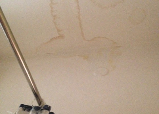 Rekonstrukce sádrokartonového stropu v koupelně - stav před realizací