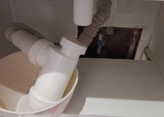 Upadlý umyvadlový sifon/odpadní trubka (plast, nedrží) + další drobné úpravy v domácnosti (instalatér, elektrikář) - stav před realizací