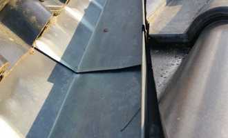 Oprava střechy, plechový svod (spoj) dvou střech - stav před realizací