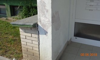 Oprava omítky či zdiva u dvou vchodových portálů do panelového domu - stav před realizací