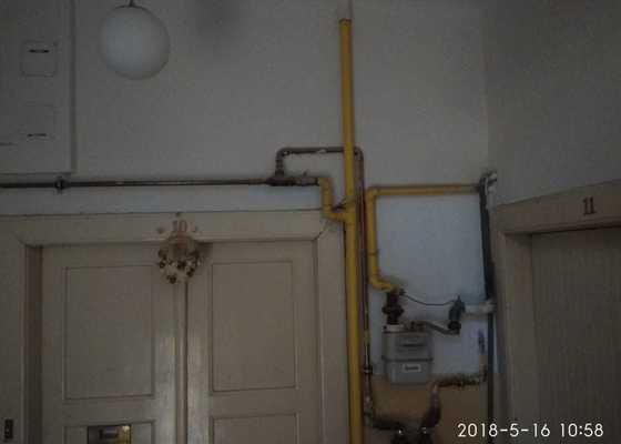 Zasekani nebo překrytí plynových trubek v činžovním domě Praha 10 - stav před realizací