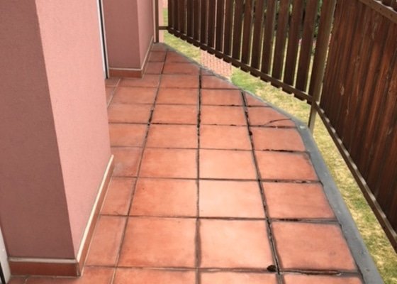 Rekonstrukce 2 balkonu a malé terasy u RD(izolace +povrch- kamenný koberec?) - stav před realizací