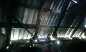 Částečná oprava střechy - výměna krytiny, kůlna - stav před realizací