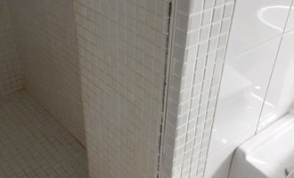 Vyrovnat podlahu a dolepit dlazdicky ve sprchovem koute - stav před realizací
