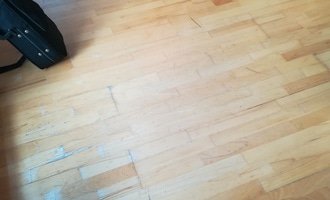 Zbrouseni podlahy (plovouci s brousitelnou drevenou vrstvou) - stav před realizací