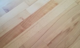 Zbrouseni podlahy (plovouci s brousitelnou drevenou vrstvou) - stav před realizací