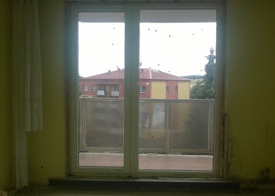 Zapravení nově osazeného francouzského okna + dorovnání ostění okna do pravého úhlu - stav před realizací