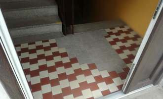 Rekonstrukce podlah společných prostor bytového domu - stav před realizací