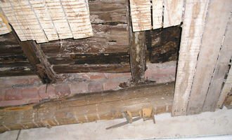 Výměna trámů napadených dřevomorkou, rekonstrukce střechy - stav před realizací
