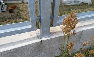 Nalepení marmolitu a omítky na podezdívku k plotu - stav před realizací