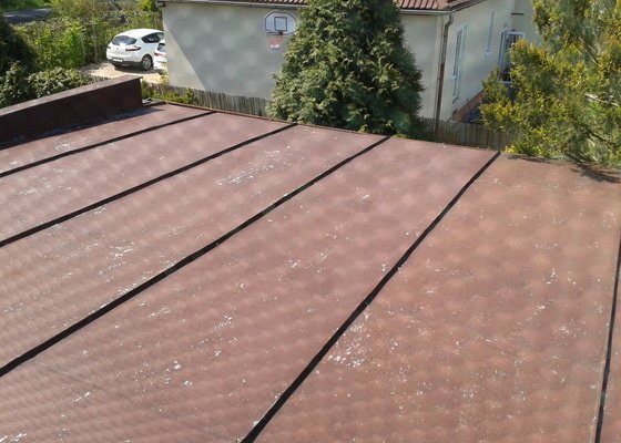 Obroušení (natření) ploché plechové střechy + výměna okapu - stav před realizací