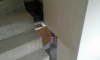 Obklad betonového schodiště dřevem - stav před realizací