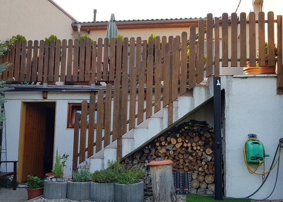 Dřevěné zábradlí venkovní terasy a zahradního schodiště