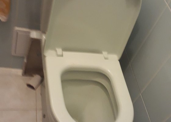 Rozbite splachovadlo WC