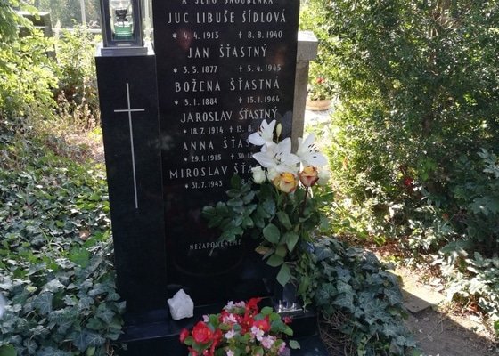 Vysekání jména na náhrobek