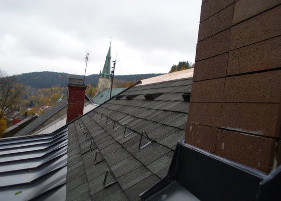 Pokládka střechy ze šindele, bitumenu