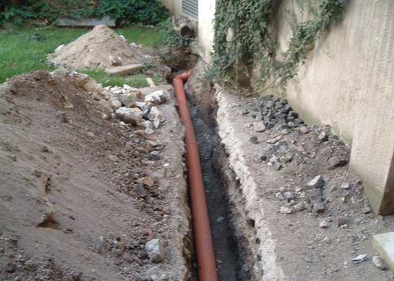 Oprava prosakující kanalizační stoky pod činžovním domem v Praze - zatrubnění + rekonstrukce ležaté kanalizace