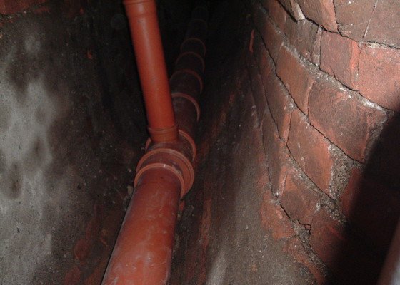Oprava prosakující kanalizační stoky pod činžovním domem v Praze - zatrubnění + rekonstrukce ležaté kanalizace
