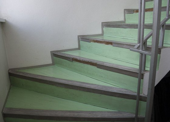 Polozeni PVC podlahy na schodiste