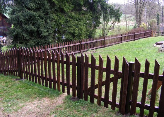 Dřevěný plot okolo chalupy