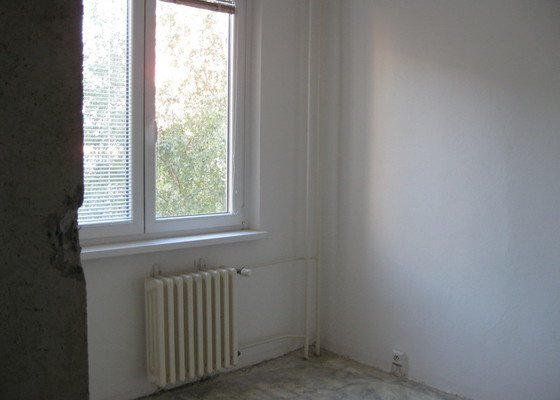 Rekonstrukce bytu - podlah (stěrkování a položení PVC 22m2 a plovoucí podlahy 30m2a koberce 20m2) a dveří (troje posuvné dveře z toho jedny do pouzdra)